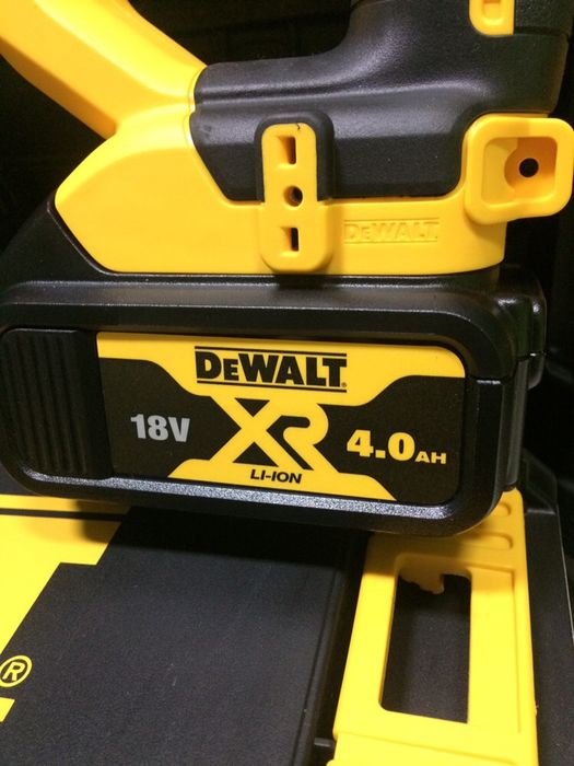 DeWALT Безчетков Перфоратор DCH133M1 + Батерия 4,0Ah ,Зарядно и куфар