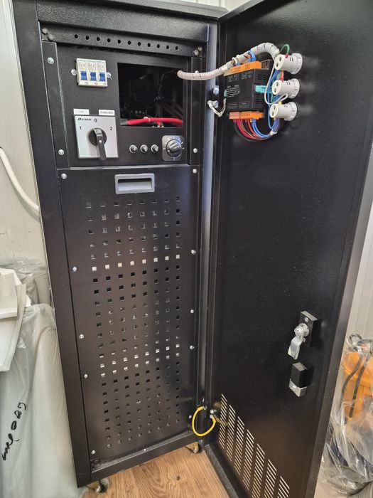 STABILIZATOR trifazat 45kva UPSET cu servomotor.