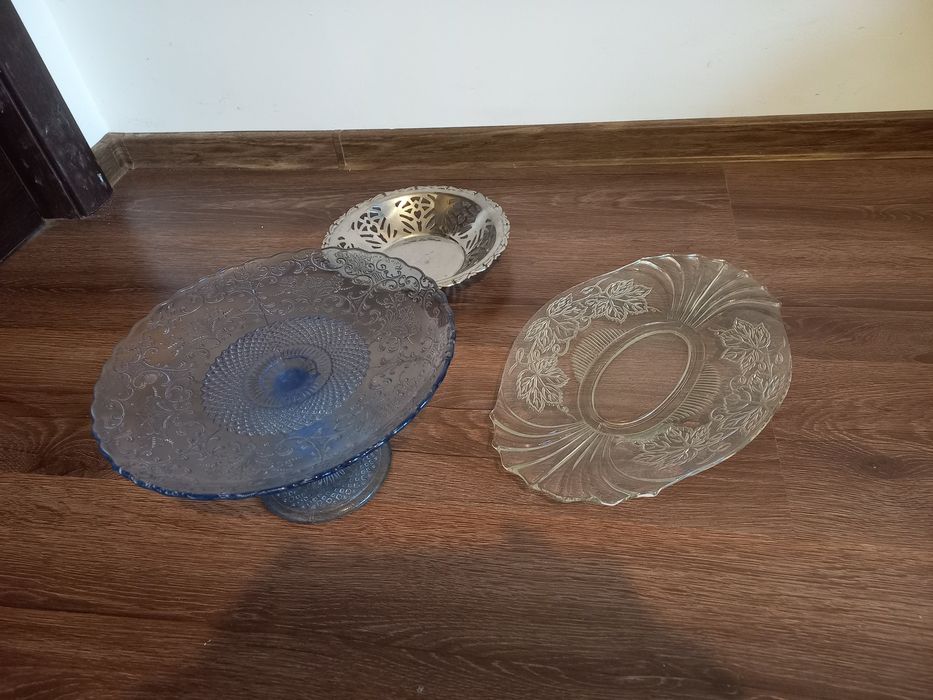 Trei platouri servire pentru oaspeti 
- 2 platouri din sticla groasa c