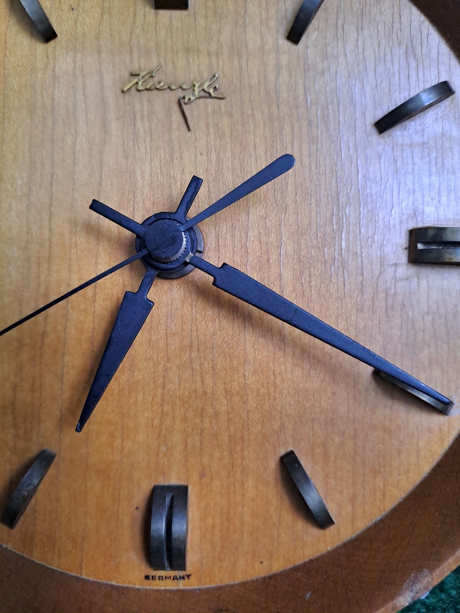 Дървен часовник с модерен дизайн от средата на века от Kienzle, 1950-1