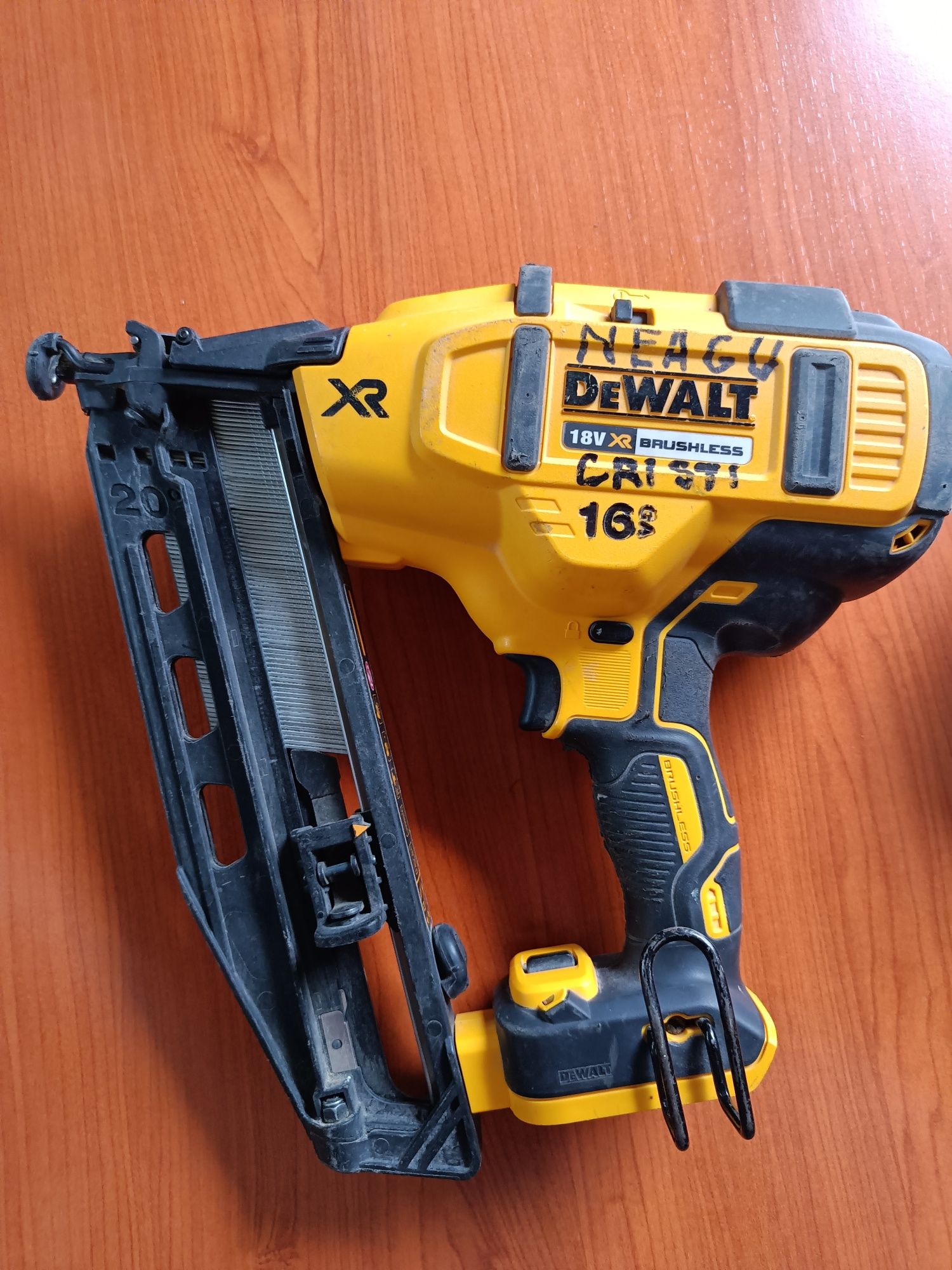 Pistol de bătut cuie DeWALT DCN660