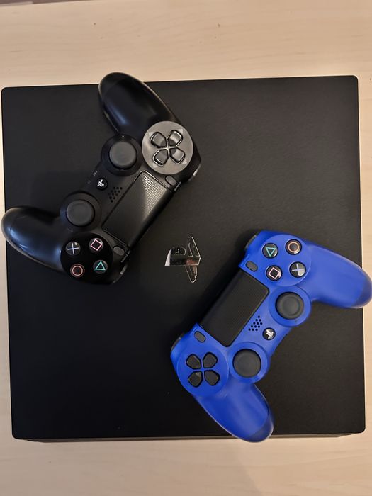 Playstation 4 Pro Edition 1TB + 2 controllers
