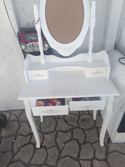 Măsuță de machiaj cu scaun inclus in stare foarte buna