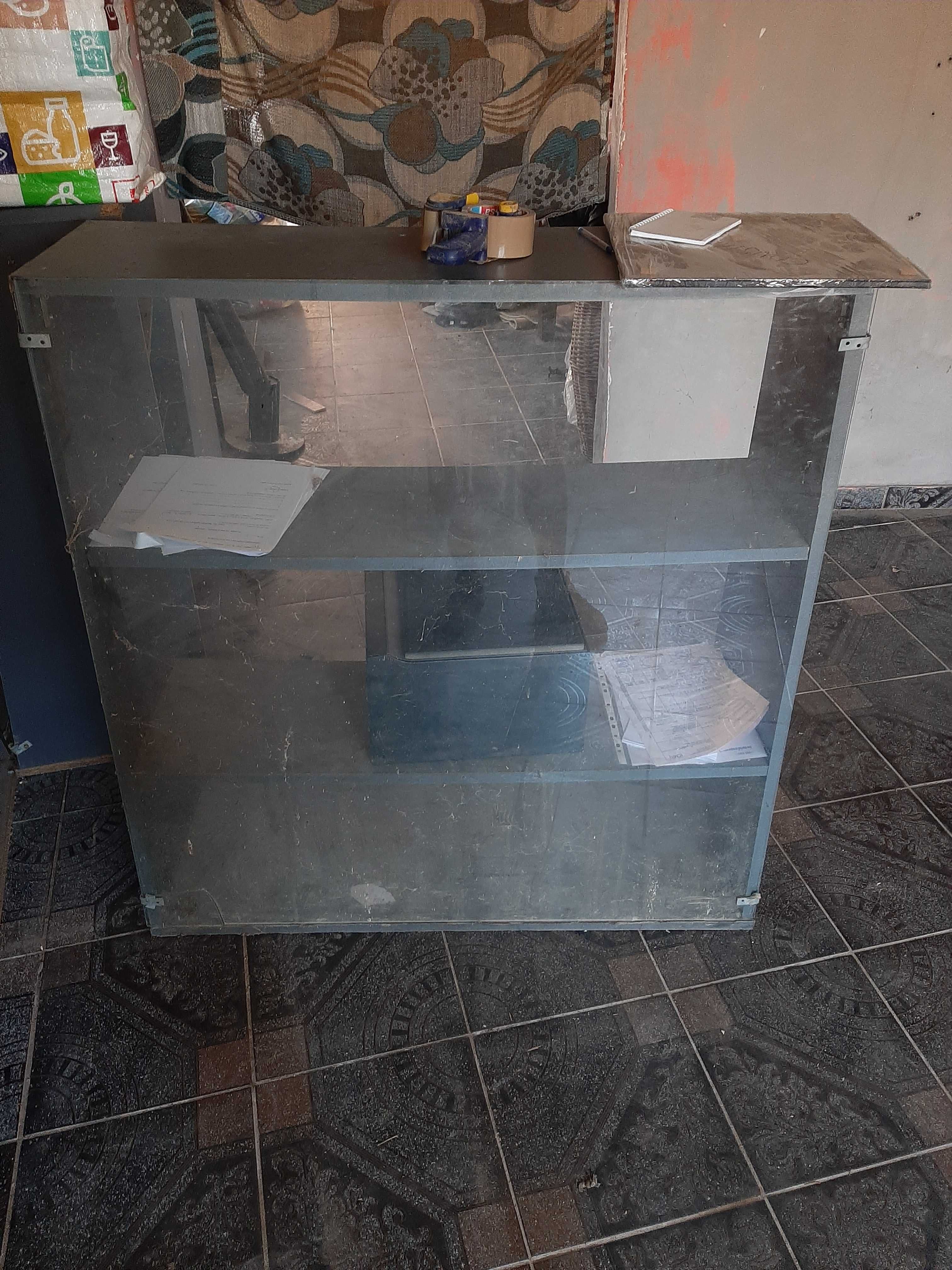 Vand vitrine de lemn si sticla