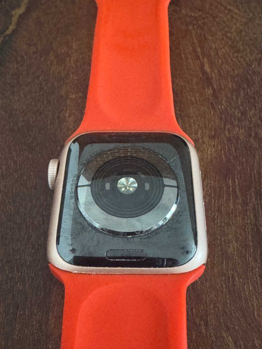 Apple Watch Series 5 40mm Gold – Funcțional, ecran spart