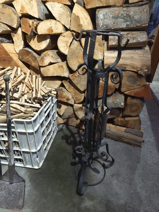Метални аксесоари и стойка  от ковано желязо за камина и барбекю