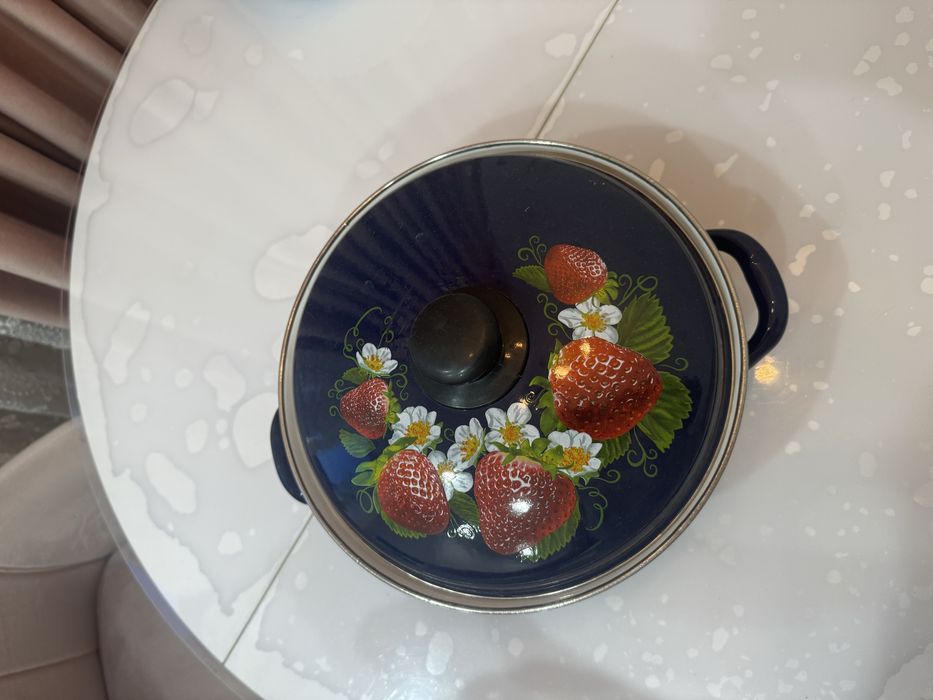 Эмалированная кастрюля