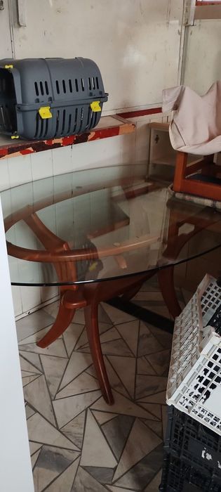Продавам маса и 6 стола
