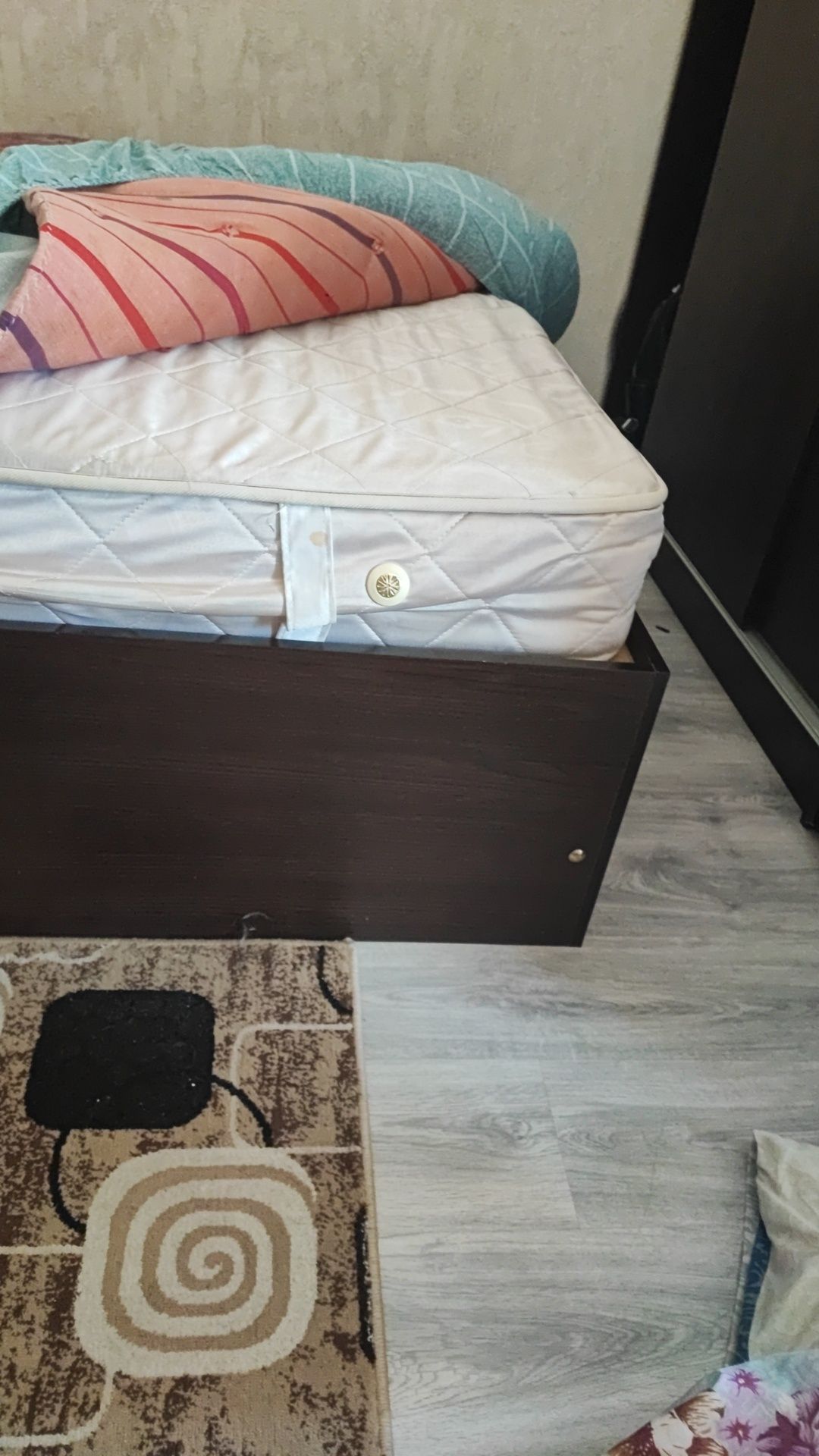 Продам кровать с матрасом
