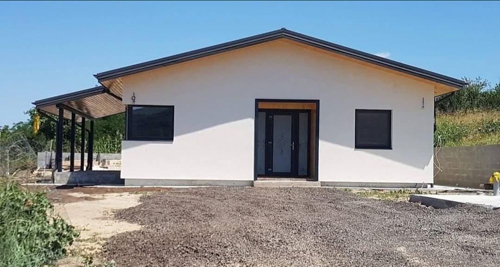 Vând case modulare pe structură metalică din panouri sandwich