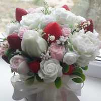 Модный мыльный букет с запахом клубники и роз