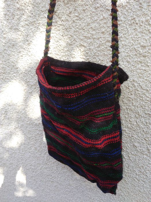 Автентични  фолклорни вещи: торбички, люлка/цедилка и черга/пътека