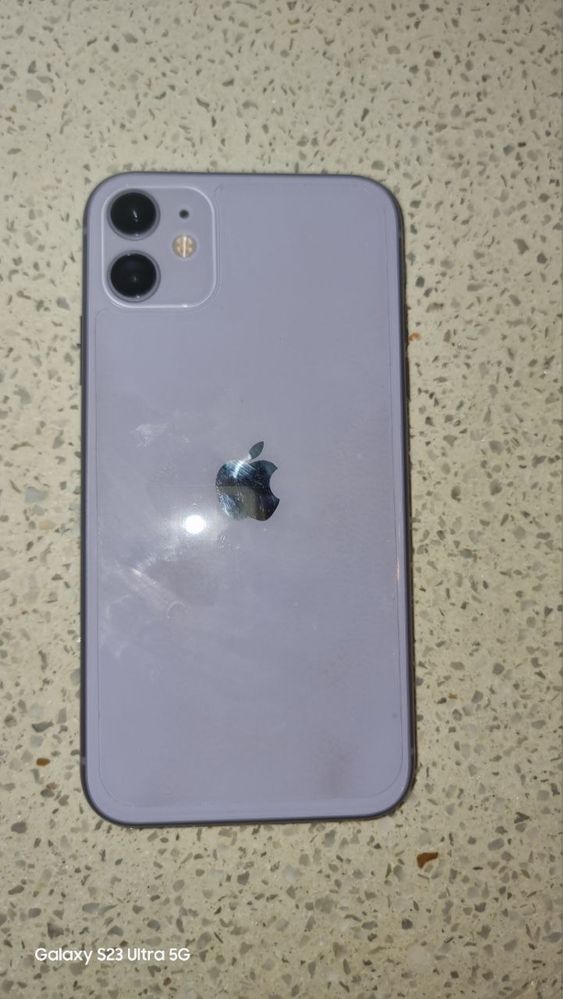 Iphone 11 telefoni sotiladi