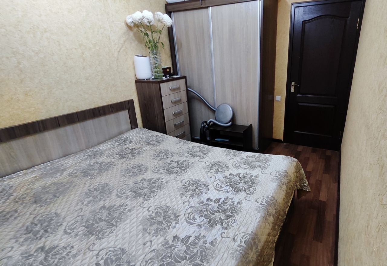 Продам чиланзар 26.  Трёх комнатная.  Балкон 2*6