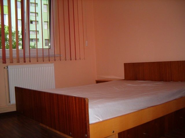 Vand apartament 2 camere semidecomandat în zona Mircea cel Bătrân