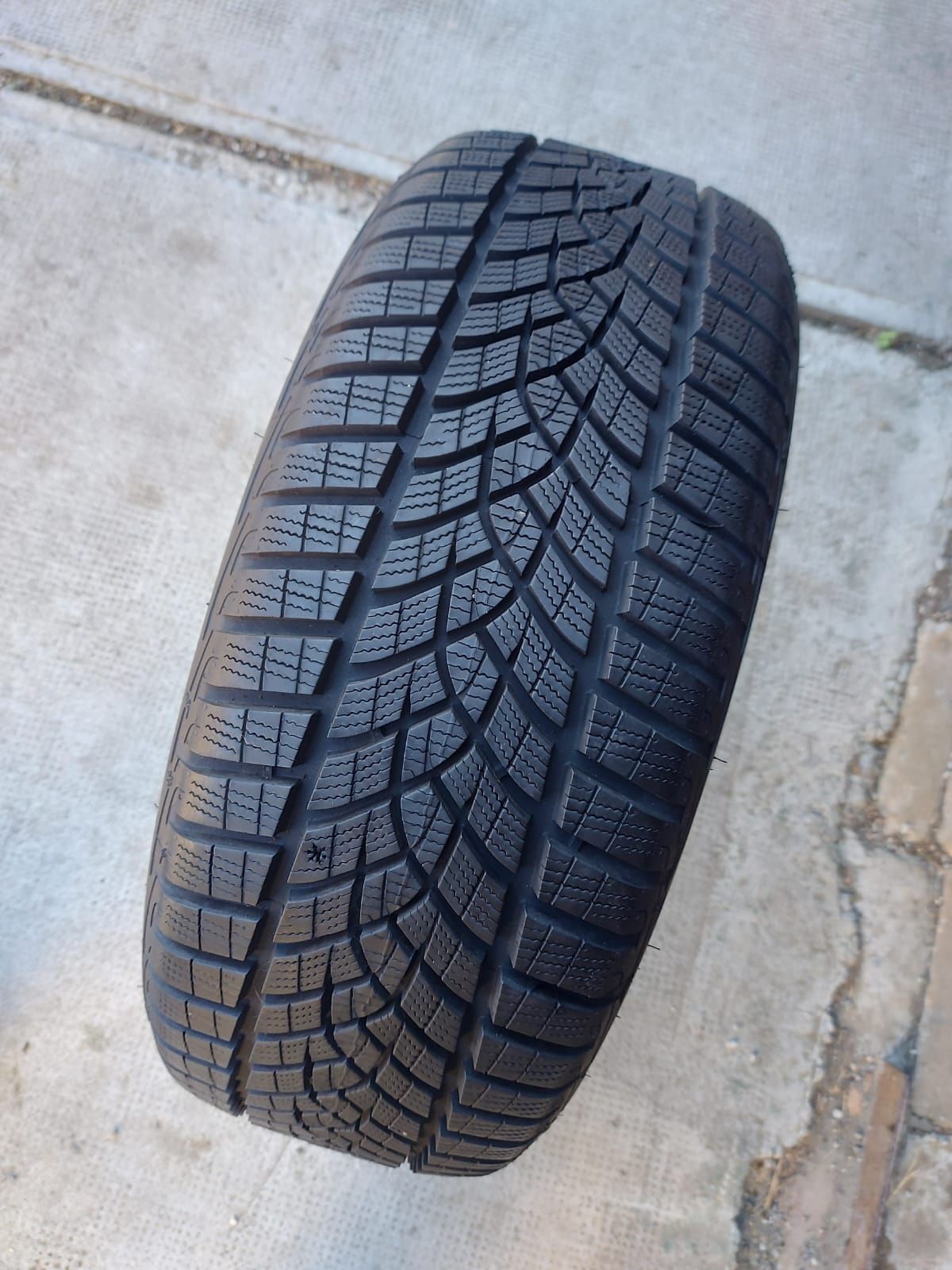 O bucată 205/50 R17 M+S iarnă - una Continental Goodyear Dunlop