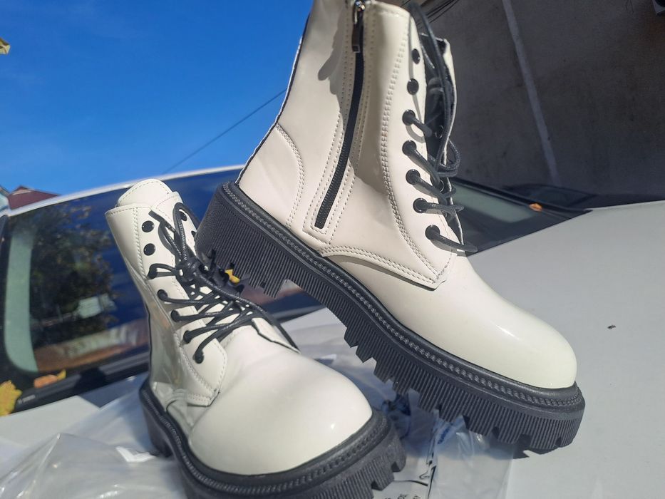 Ghete noi albe cu talpa neagra