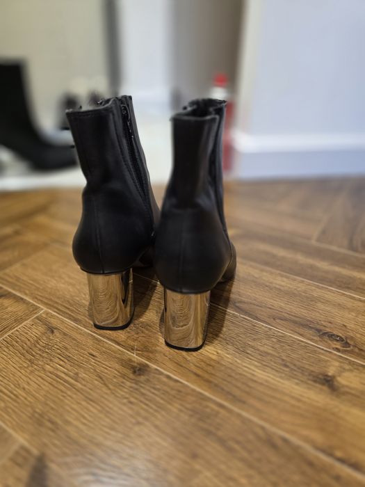 Срочно продам женские ботинки ZARA. Черного цвета