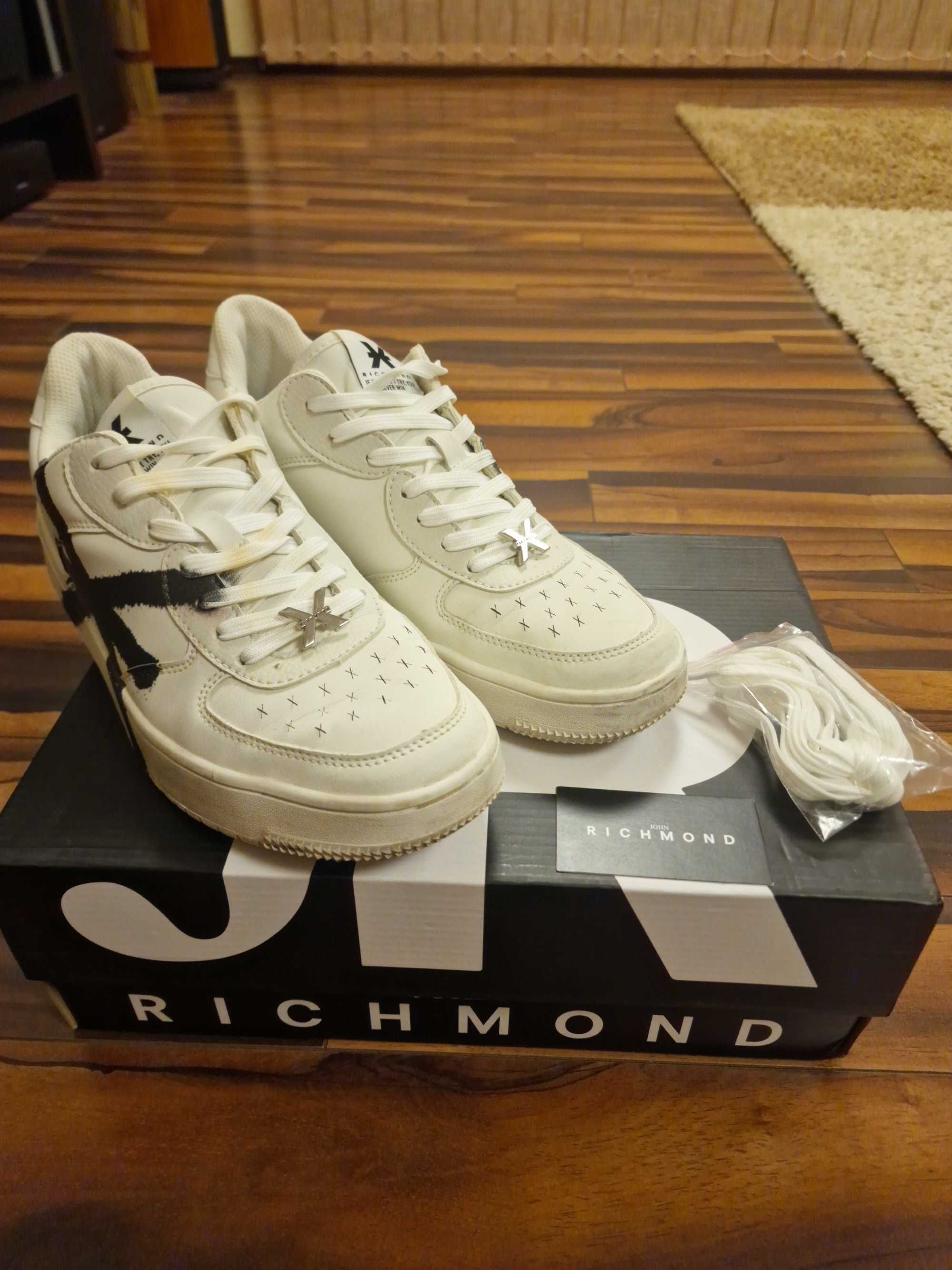 Кецове John Richmond