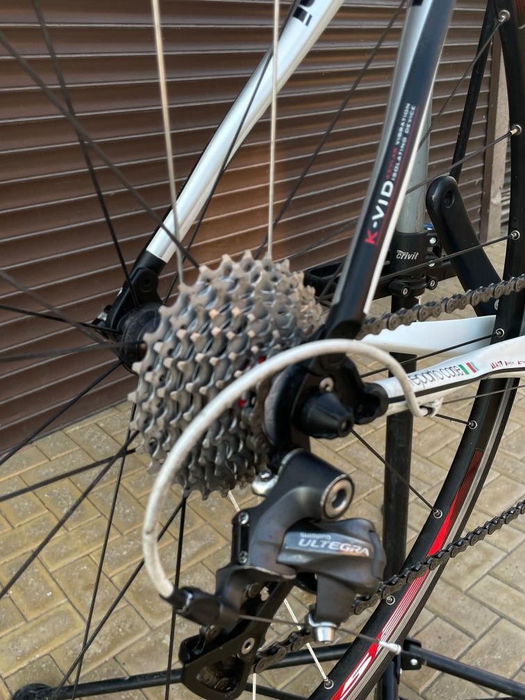 Vând bicicletă bianchi infinito urgent!!