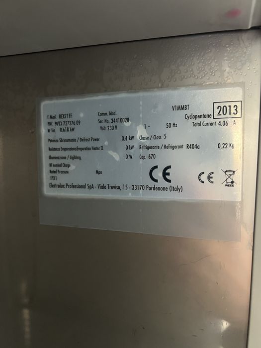 Професионален вертикален фризер 670l