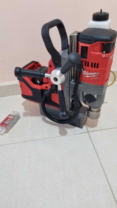 Masina de gaurit cu talpa magnetica Milwaukee