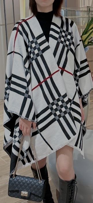 Poncho Burberry model 2026-iarnă