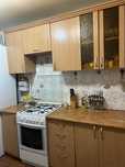 Продам  кухонный гарнитур коричнего цвета . В хорошем состояний