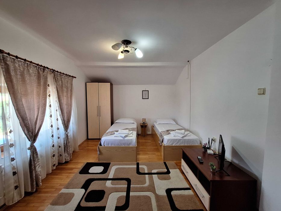 Inchiriez casa cu mansarda