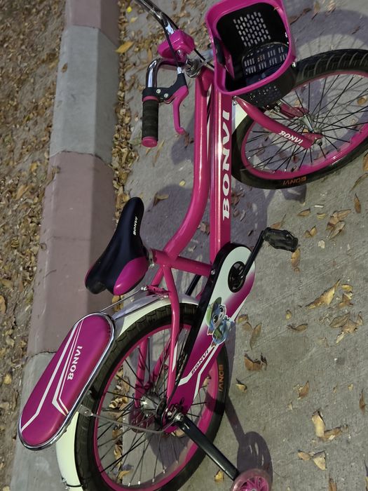 Яркий велосипед для девочки