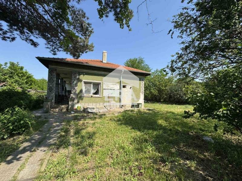 ЕКСКЛУЗИВНО! ЕРА ДРЪСТЪР предлага за продажба къща с просторен двор в