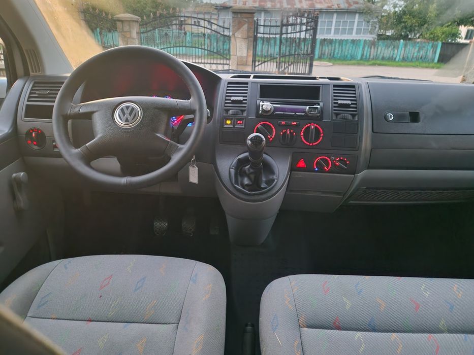 Volkswagen Transporter 9 locuri