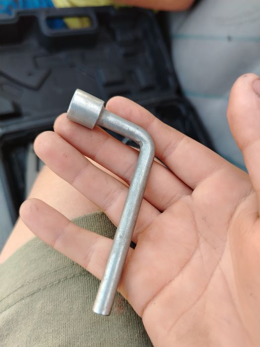 Vind mini drujba electrica cu 2 acumulatori