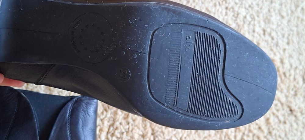 Botine din piele, negre, cu un mic toculet, marimea 39