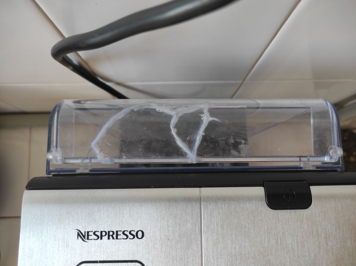 Кафемашина с капсули Delonghi Делонги Nespresso Lattissima Pro