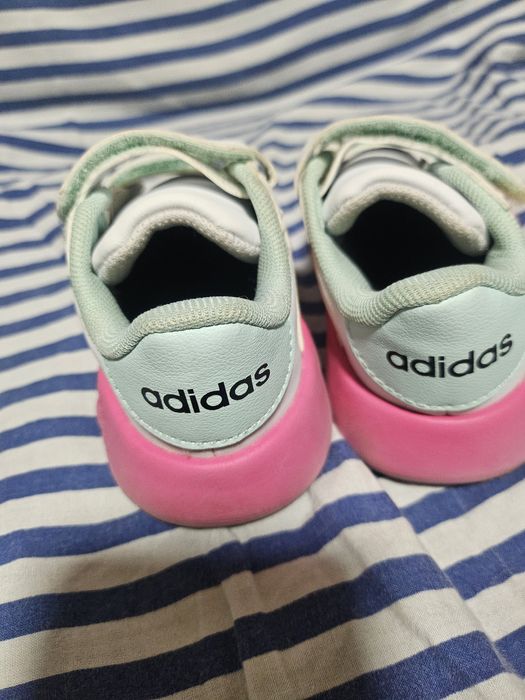 Adidasi adidas fetita