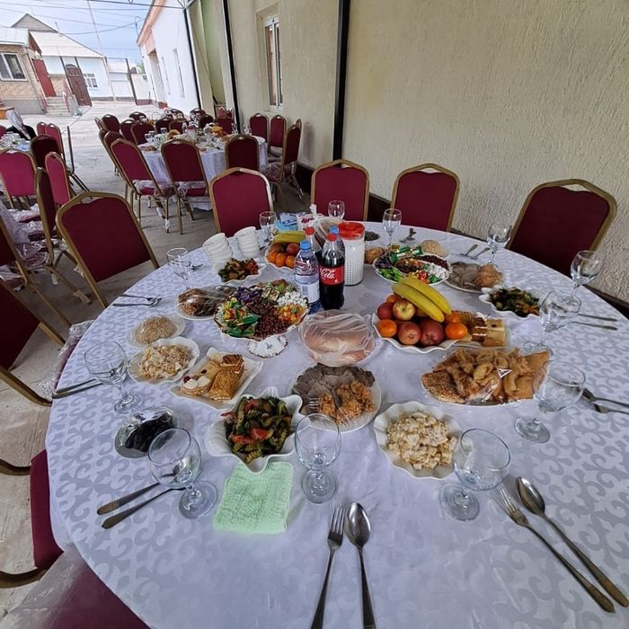 Стол, стулья ыдыстарымен сатылады!