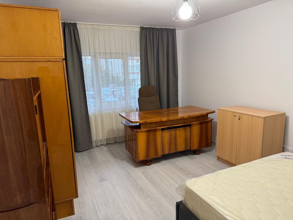 Dau in chirie apartament cu trei camere decomandat.
