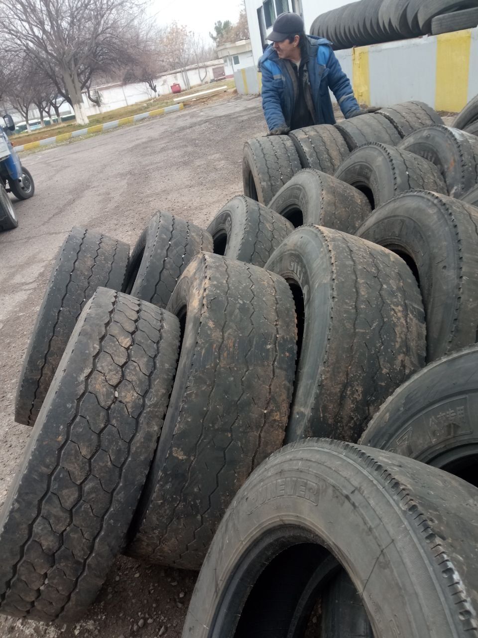 Balonlar bor 305 . 70 va 275 . 70 lik balonlar bor