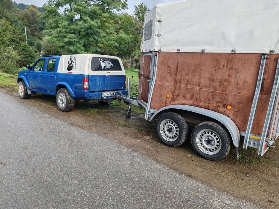 Vând Nissan Navara și remorca