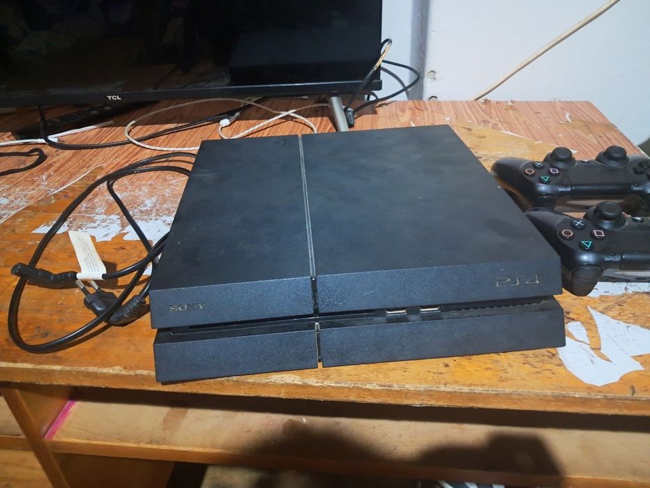 Vând ps4 cu 2 manete și 12 jocuri