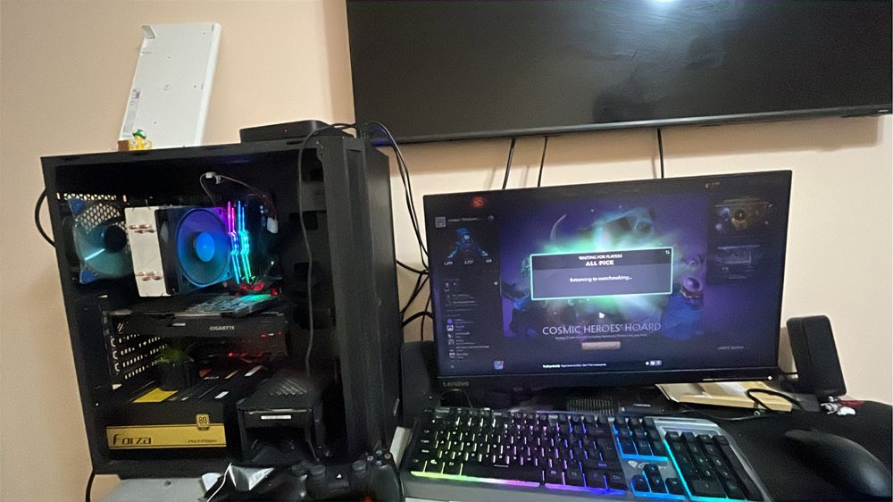 Бюджетен компютър за игри с монитор и периферия