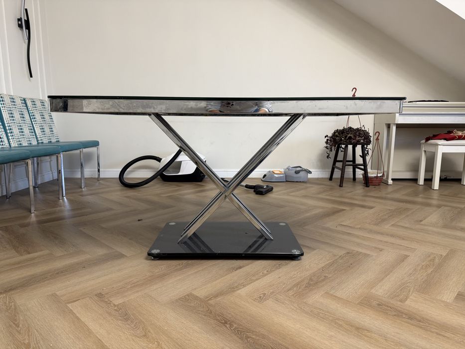 Стеклянный стол, с 6-ю кожанными  стульями