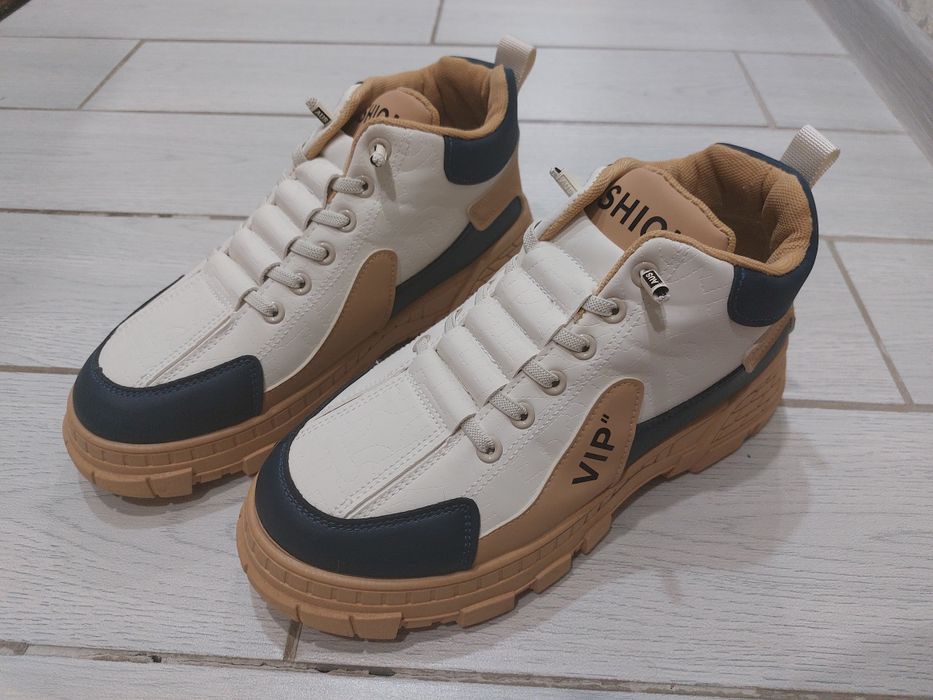 Продам ботинки женские