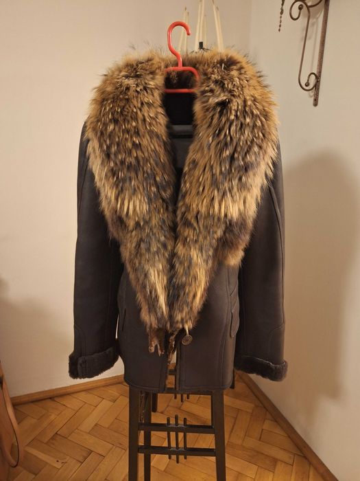 Haina tip cojoc din blana miel cu guler raton.