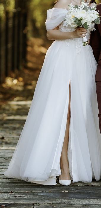 Vând rochie de mireasă elegantă, cu crapătură pe picior + voal