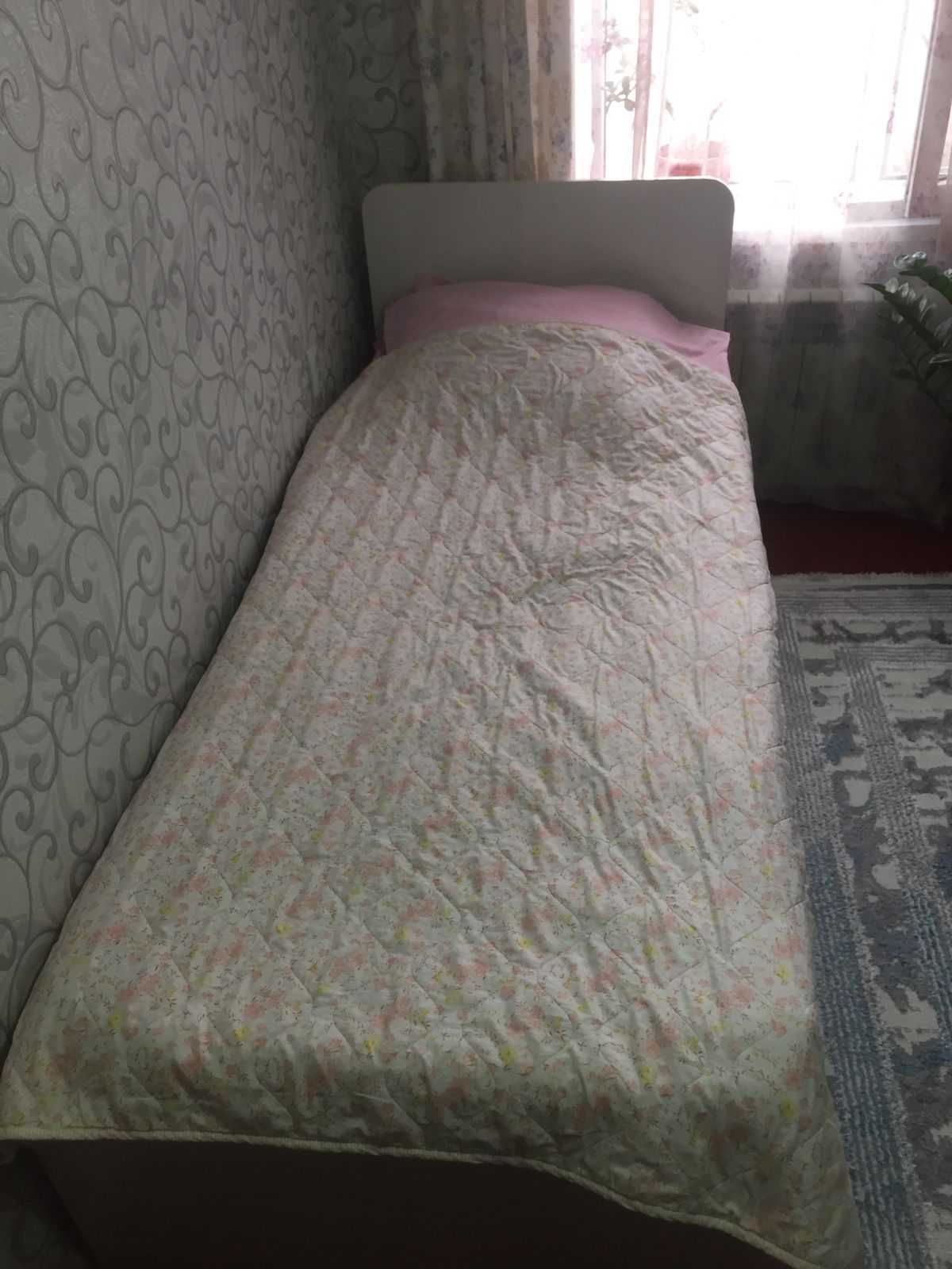 СРОЧНО продам кровать с матрасом 90*210