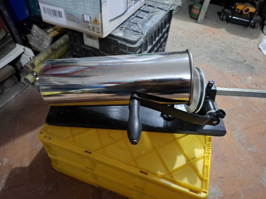 Masina de umplut carnati