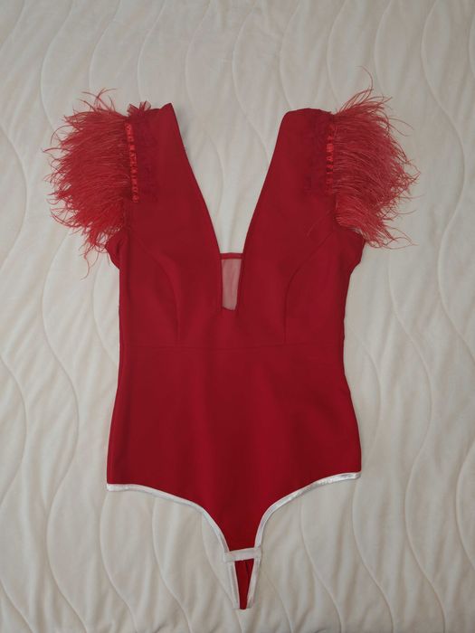 Червено боди с пера