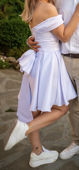 Официална бяла рокля сатен с голяма панделка и корсет